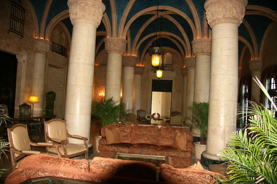 Tuy nhiên, vào ngày 4/3/1929, Walsh gây sự với người quản lý khách sạn là Eddie Wilson. Trong lúc tranh cãi, Wilson rút súng và bắn chết Walsh tại sòng bạc.