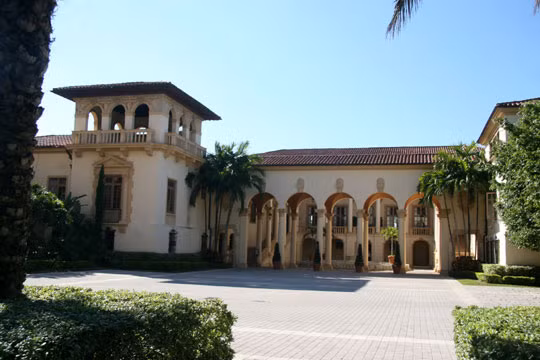 Nhiều nhân vật "máu mặt" trong xã hội thời ấy chọn khách sạn Biltmore làm nơi nghỉ ngơi, vui chơi.