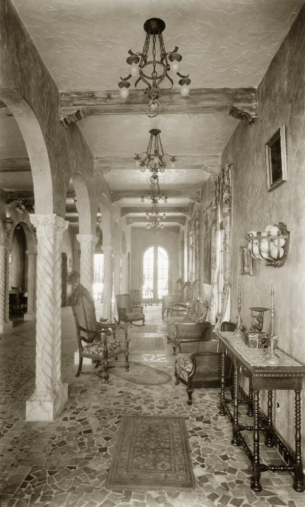 Do hung thủ không bị bắt về quy án nên một số người cho rằng hồn ma của Fatty Walsh không thể siêu thoát nên đã ám khách sạn Biltmore.