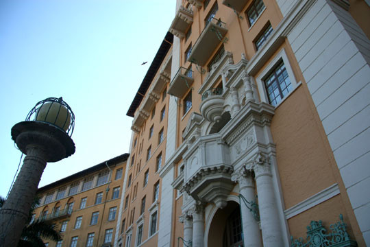 Trước sự việc kỳ bí khó lý giải này, người ta cho rằng hồn ma của Fatty Walsh chính là thủ phạm. Mời độc giả xem video: Ả Rập Xê Út: Cháy khách sạn làm hơn 145 người thương vong (nguồn: VTC14).