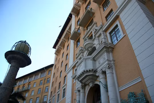 Trước sự việc kỳ bí khó lý giải này, người ta cho rằng hồn ma của Fatty Walsh chính là thủ phạm. Mời độc giả xem video: Ả Rập Xê Út: Cháy khách sạn làm hơn 145 người thương vong (nguồn: VTC14).