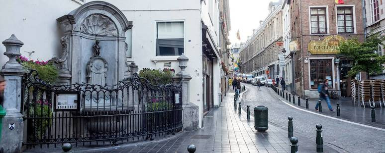 Tuy nhiên, trong chuyến du lịch, người cha vô tình lạc mất con trai. Do vậy, ông đã nhờ người dân địa phương giúp đỡ tìm con trai đi lạc.