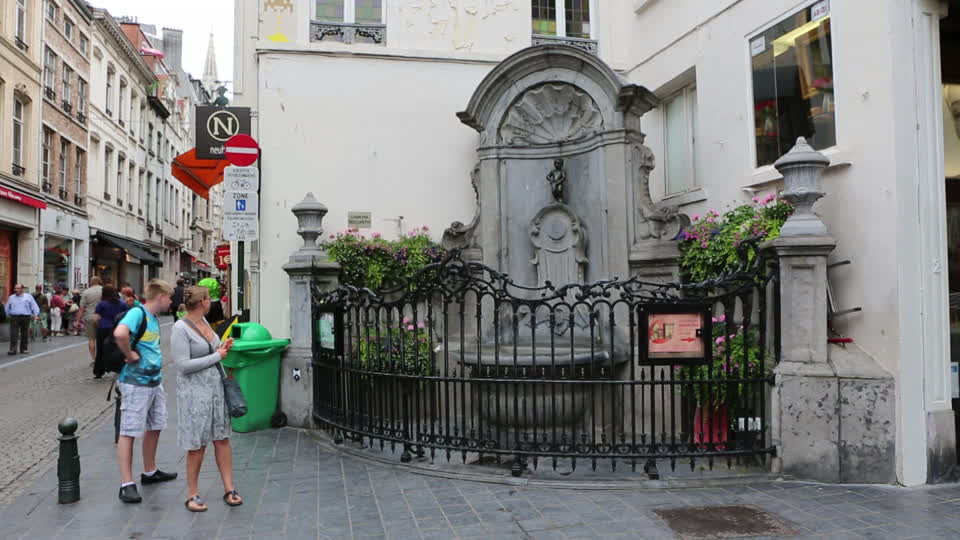 Người dân địa phương lưu truyền khá nhiều câu chuyện về bức tượng cậu bé đi tè nổi tiếng thế giới này.