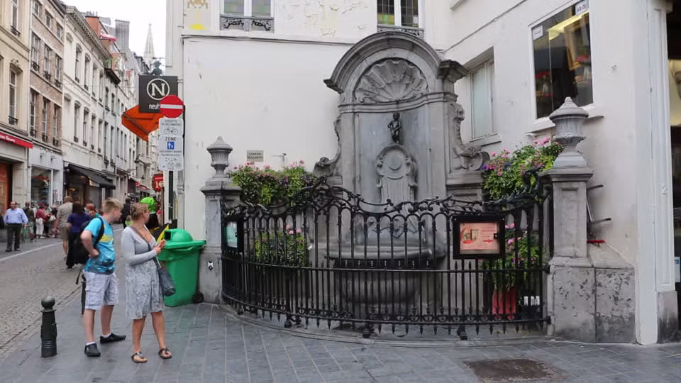 Người dân địa phương lưu truyền khá nhiều câu chuyện về bức tượng cậu bé đi tè nổi tiếng thế giới này.