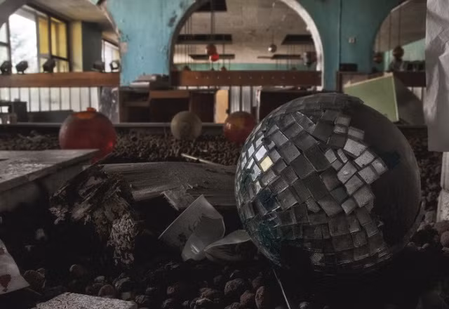 Nhiều đồ đạc xếp chồng lên nhau vào trong một góc phòng.