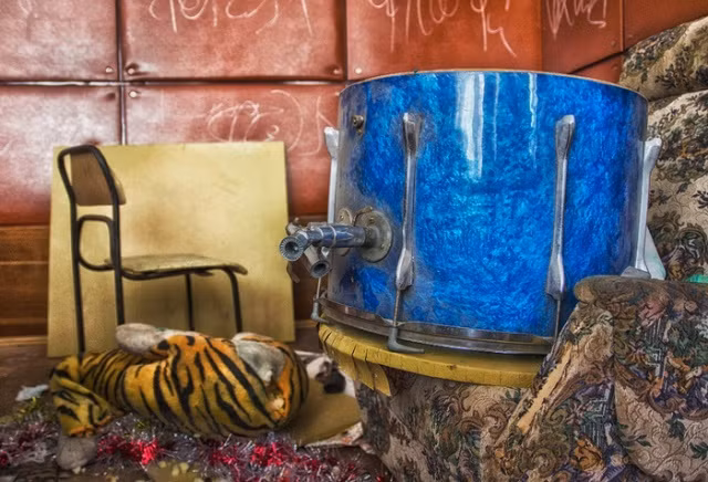 Bên trong tòa nhà bỏ hoang có nhiều nơi xuống cấp nghiêm trọng.