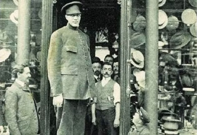 Fyodor Makhnov sinh ở Kasciuki (ngày nay là Belarus) năm 1878. Ông là một trong những người khổng lồ nổi tiếng lịch sử với chiều cao khủng 285 cm.