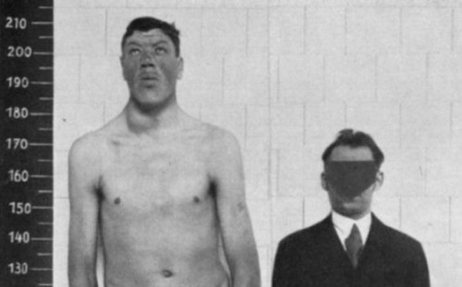 Điều khó tin là ông từng xin nhập ngũ hồi Chiến tranh thế giới 1 nhưng bị từ chối vì bị lùn. Khi ấy, ông chỉ cao 138 cm (chiều cao tiêu chuẩn khi ấy là 147 cm). Sau thất bại lần thứ nhất, ông Rainer tiếp tục báo danh để phục vụ trong quân đội nhưng vẫn bị từ chối vì khi ấy cao 143 cm.