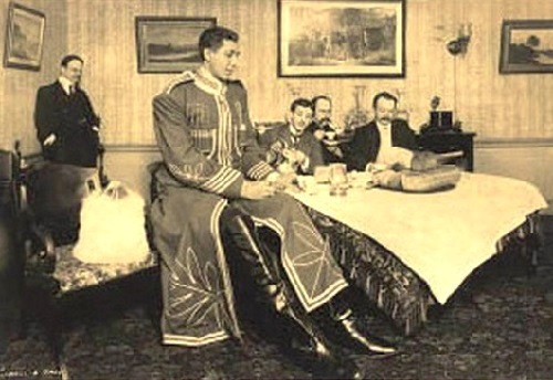 Người khổng lồ Makhnov kết hôn với Efrosinja Lebedeva - người thấp hơn ông 100 cm. Vợ chồng ông có với nhau 4 người con.