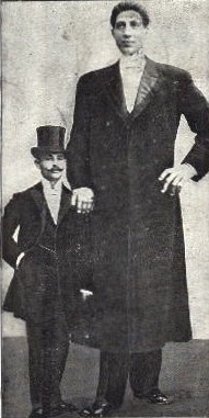 Từ khi lên 8 tuổi, ông Makhnov đã phát triển chiều cao nhanh chóng. Đến năm 14 tuổi, ông cao 200 cm. Với chiều cao như vậy, quần áo, giày và giường của ông đều được đặt làm riêng.