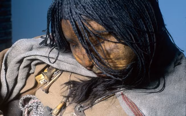 Trong miệng của trinh nữ Maiden, các chuyên gia tìm thấy những lá cocaine.