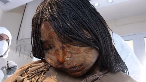 Các nhà khoa học đã tìm thấy xác ướp trinh nữ Inca 500 tuổi được bảo quản gần như nguyên vẹn trong vùng núi lửa Llullaillaco thuộc Argentina, ở độ cao 6739 mét so với mặt nước biển năm 1999.