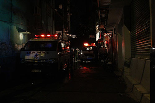 Thi thể các nạn nhân đang được đưa ra ngoài.