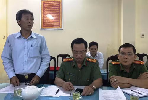 Ông Đặng Nguyễn Thanh Minh (người đứng), Chủ tịch UBND quận Thủ Đức, biểu dương Công an quận Thủ Đức và các đơn vị liên quan trong việc triệt phá băng nhóm cưỡng đoạt tài sản do nghi can Nghĩa cầm đầu.