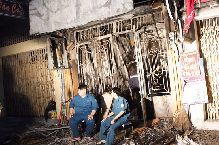 Đến sáng nay (16/12), lực lượng an ninh quận 3, TP HCM đang tổ chức phong tỏa nghiêm ngặt hiện trường vụ cháy kinh hoàng ở Sài Gòn giữa đêm gây hậu quả đặc biệt nghiêm trọng khi đã có 6 người tử vong.