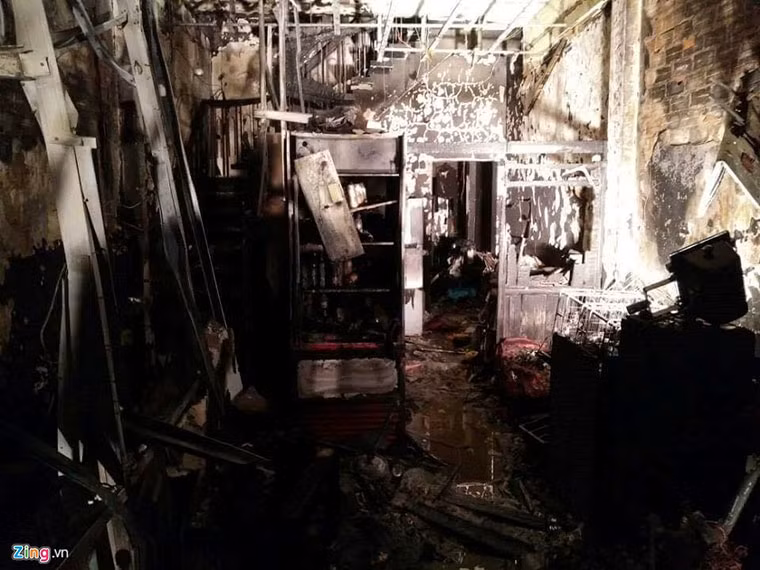 Tài sản trong căn nhà tầng trệt bị cháy rụi. Ảnh Lê Trai/Zing