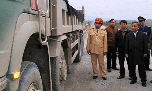 Chu tich tinh xuong duong, vao mo da bat xe qua tai