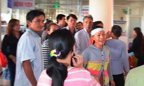 Người vợ chít khăn tang đến bệnh viện đòi "công bằng" trước cái chết đột ngột của chồng mình.