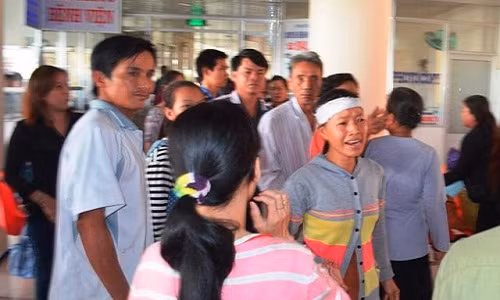 Người vợ chít khăn tang đến bệnh viện đòi "công bằng" trước cái chết đột ngột của chồng mình.