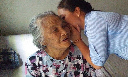 Cụ Kim đã 93 tuổi nên phải nói lớn cụ mới nghe, từ đó có thể nảy sinh hiểu nhầm khi những hình ảnh được quay từ trên cao.