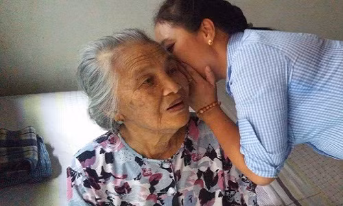 Cụ Kim đã 93 tuổi nên phải nói lớn cụ mới nghe, từ đó có thể nảy sinh hiểu nhầm khi những hình ảnh được quay từ trên cao.