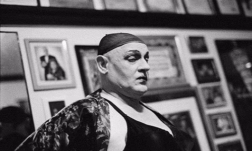 "Drag queen có vẻ như đã lỗi thời nhưng với tôi, họ vẫn còn rất nhiều góc cạnh vẫn chưa được khám phá trọn vẹn, ví dụ như bản dạng giới và công việc. Ngoài ra, Charlie cũng là một địa điểm khá đặc biệt đối với thành phố này bởi quán bar đó đại diện cho những quán bar đồng tính nhỏ trên khắp nước Mỹ. Tôi lựa chọn cách tìm hiểu chi tiết về cuộc sống của 3 người là Olivia, Donna và Collettte để có thể làm sáng tỏ những vấn đề lớn hơn", James Hoksing chia sẻ.