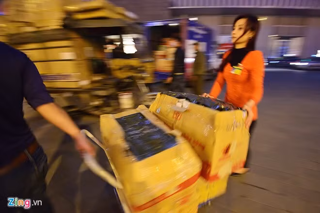  Những đơn vị kinh doanh hối hả chuyển đồ ra ngoài.