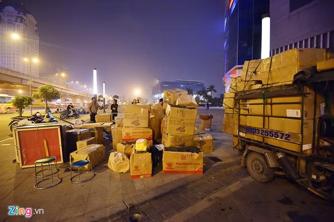  Đến 20h30 tối 3/1, đồ đạc được chuyển hết ra ngoài. Được biết, trong thông báo của Parkson Hà Nội thì toàn bộ TTTM Parkson Keangnam Landmark sẽ ngưng hoạt động ngay lập tức. Ngày kinh doanh cuối cùng của TTTM này là ngày 2/1/2015.