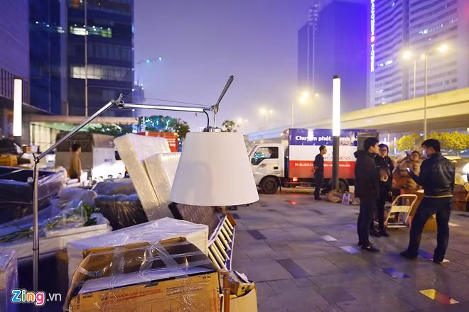 Nhiều tiểu thương cho biết, từ trưa ngày 2/1, TTTM Parkson đã ồn ào như chợ, mọi người tấp nập chuyển đồ ra ngoài. 