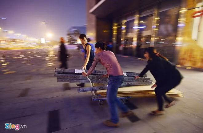 Do vậy mà đến tối 3/1, nhiều cửa hàng vẫn phải cố gắng di chuyển đồ đạc, hàng hóa cho kịp thời hạn đơn vị này yêu cầu. Anh Thành, một chủ salon đồ gỗ cho biết, trưa 2/1, sau khi Parkson thông báo phải chuyển đồ ra ngoài, bên Keangnam Landmark đã cho bảo vệ đứng các lối ra vào, yêu cầu cả khách hàng, chủ quầy, nhân viên không được ai ra ngoài, và đến khoảng 2h chiều, mọi người bắt đầu chuyển đồ. 