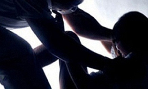 Yêu râu xanh bị vợ bắt quả tang hiếp dâm bé gái Yeu rau xanh bi vo bat qua tang hiep dam be gai