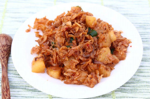 Với món tép khô rang tóp mỡ, sau khi phi thơm hành củ, cho tép đã rửa sạch vào rang đến khi vàng óng. Ảnh: Asian Beauty.