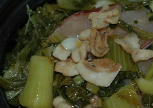 Sau khi phi thơm hành khô, cho cà chua vào xào mềm. Kế đến cho dưa chua vào xào. Nêm nếm gia vị, nước mắm, hạt nêm. Ảnh: Readzo.