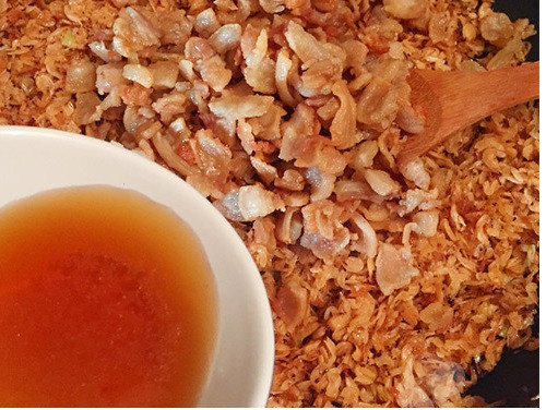 Kế đến cho tóp mỡ, mắm, đường vào đảo cùng cho ngấm gia vị. Ảnh: Niemdamme.