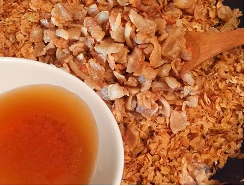 Kế đến cho tóp mỡ, mắm, đường vào đảo cùng cho ngấm gia vị. Ảnh: Niemdamme.