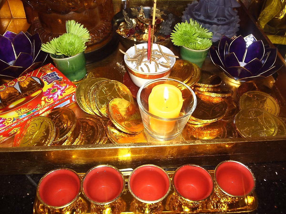 Khăn lau bàn thờ và khăn tắm cho thần tài không được dùng vào việc khác. Ảnh: Feng Shui.