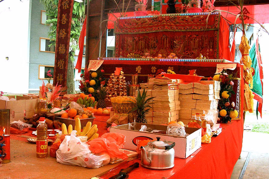 Khu vực thờ Thần Tài không được để bụi bặm, lộn xộn, thiếu trang nghiêm. Ảnh: WorldPress.