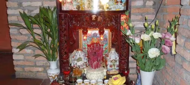 Không sử dụng đèn nhấp nháy trên ban thờ thần tài vì chúng tạo ra trường khí xấu, ảnh hưởng đến tài vận gia chủ. Ảnh: Alobacsi. (Bài viết chỉ mang tính chất tham khảo, cung cấp nội dung mang tính trắc nghiệm vui cho bạn đọc).