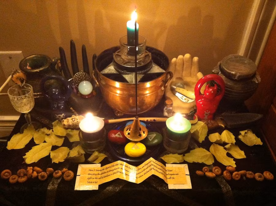 Khi mới lập bàn thờ, nên thắp nhang liên tục trong 100 ngày để bàn thờ tụ khí. Ảnh: KittieWarner.