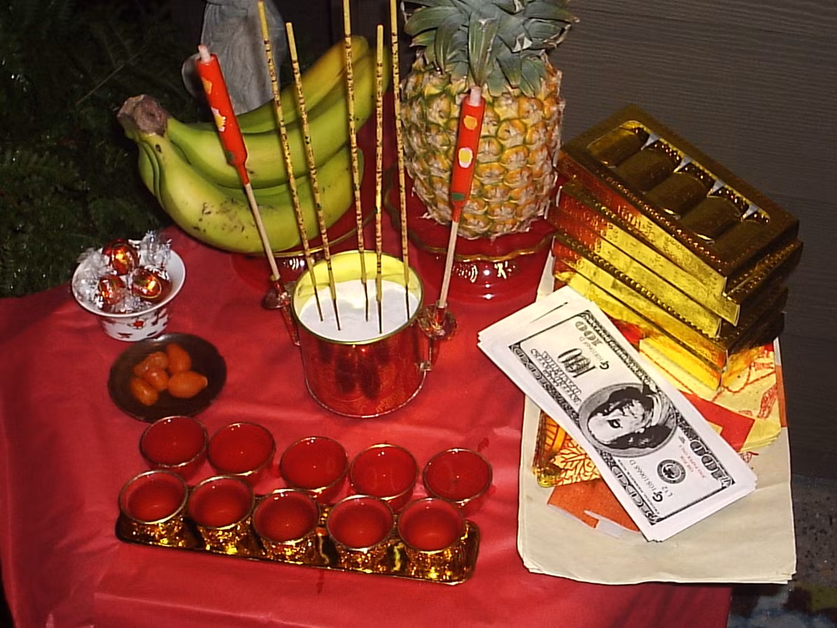 Không nên tắt đèn bàn thờ vì những ngọn đèn giống như ngọn Hải đăng dẫn đường cho có vị thần xuống trần gian. Ảnh: Fengshuihelp.