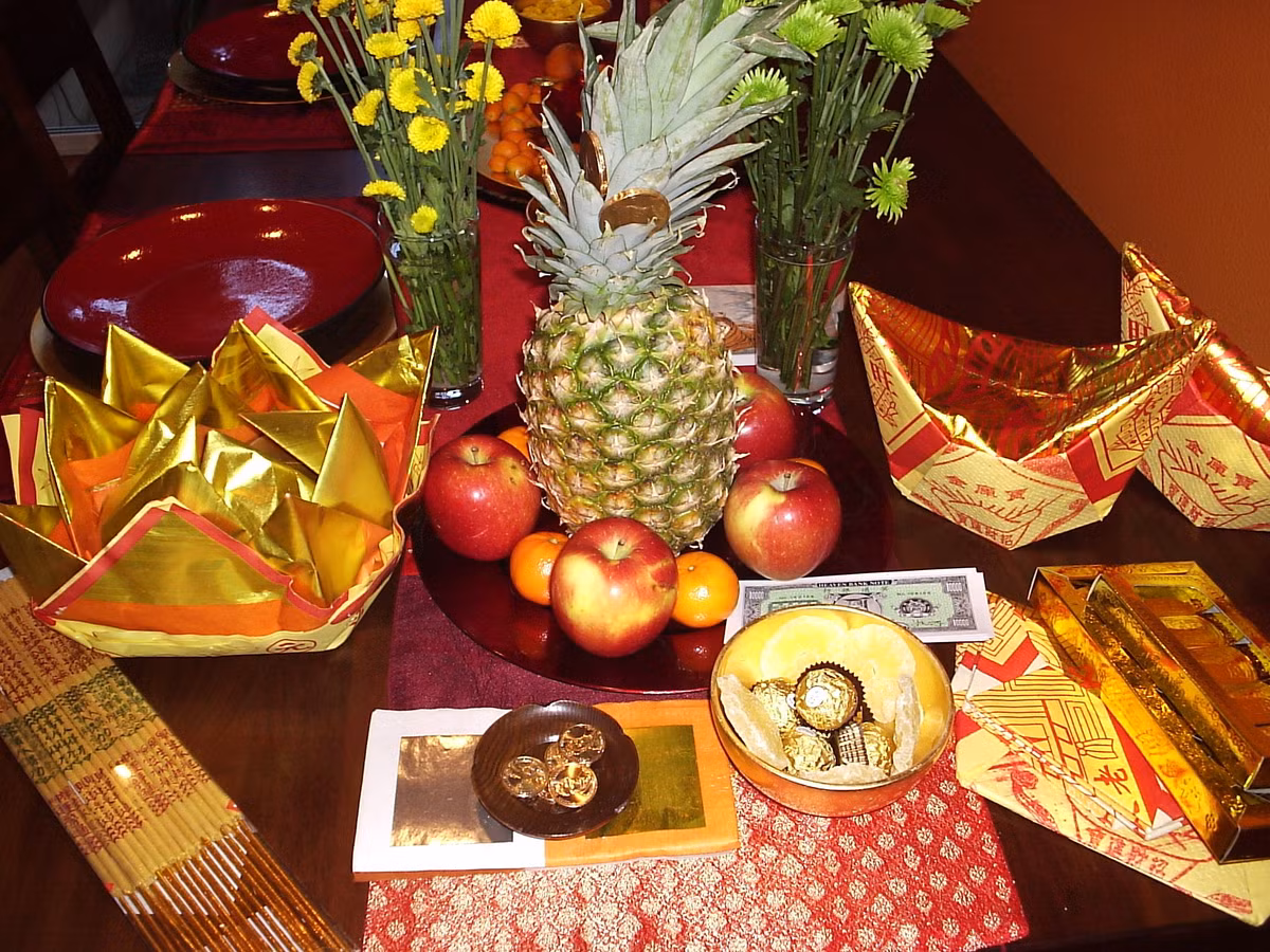 Tránh đặt hoa héo, trái cây úa trên ban thờ thần tài bởi nó có thể dẫn đến việc làm ăn khó khăn. Ảnh: Feng Shui.