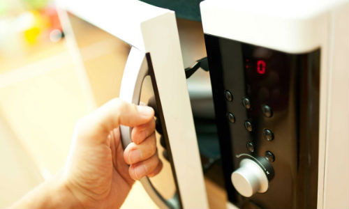 Không nắm rõ công suất của lò vi sóng là một sai lầm rất dễ khiến bạn gặp nhiều rắc rối trong quá trình sử dụng. Ảnh: RD.