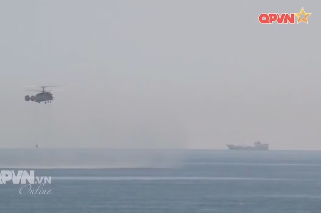 Trực thăng săn ngầm Ka-28 của Không quân Hải quân Việt Nam diễn tập trên biển.