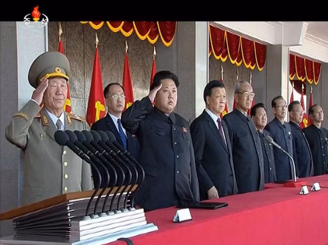 Nhà lãnh đạo Kim Jong Un cùng các quan chức cấp cao của Triều Tiên ở khu vực lễ đài. Buổi lễ có sự tham dự của ông Lưu Vân Sơn, bí thư Ban Bí thư đảng Cộng sản Trung Quốc.