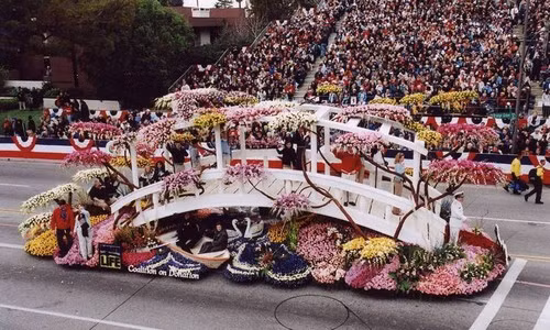 Lễ hội Rose Parade được tổ chức thường niên tại Pasadena, California, Mỹ.