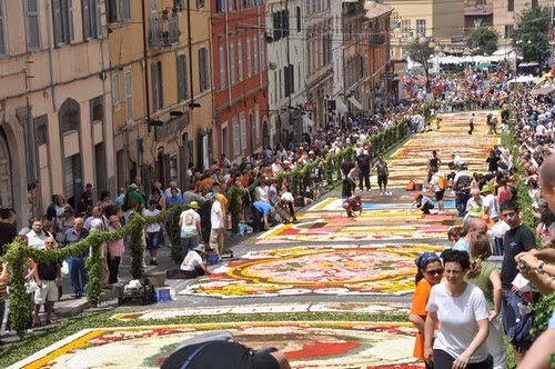  Lễ hội hoa Genzano Infiorata được tổ chức vào tháng 6 tại thị trấn Genzano di Roma, Italy và kéo dài ba ngày.