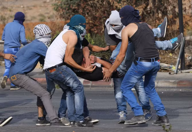 Một người biểu tình Palestine bị thương trong cuộc xung đột.