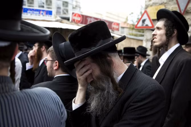 Lễ tang của Yeshayahu Krishevsky tại Mea Shearim, Jersalem ngày 13/10. Krishevsky là một trong ba người Israel thiệt mạng trong vụ tấn công ở Jerusalem.