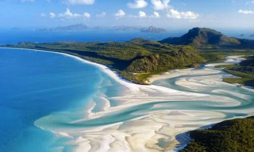 Một trong những thiên đường du lịch khác du khách nên đến là bãi biển Whitehaven ở Australia. Bãi biển trải dài 7 km dọc theo đảo Whitsunday với những bãi cát trắng sẽ mang lại giây phút thư giãn tuyệt vời.