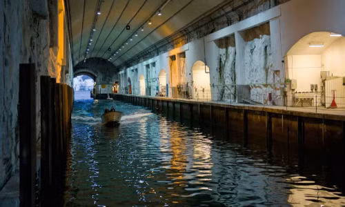 Căn cứ hải quân Olavsvern rộng lớn được đào sâu vào trong núi. Căn cứ này được xây dựng trong khoảng thời gian 30 năm với chi phí 500 triệu USD. Năm 2011, sau nhiều năm được sử dụng, căn cứ Olavsvern được bán với giá 18 triệu USD.